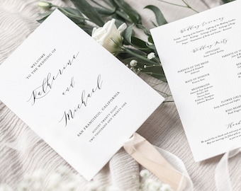 Könnte beinhalten: Ein weißer Hochzeitsprogramm-Fächer mit schwarzem Kalligraphie-Text. Der Text lautet "Willkommen zur Hochzeit von Katherine und Michael, San Francisco, Kalifornien, achtundzwanzigster August zweitausend einundzwanzig".