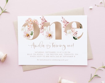 Peut inclure: Une carte d'invitation blanche avec l'inscription "one" en lettres dorées décorées de fleurs roses. Le texte ci-dessous indique "Amelia a un an !" avec des détails sur la fête, y compris la date, l'heure, le lieu et les informations de RSVP.
