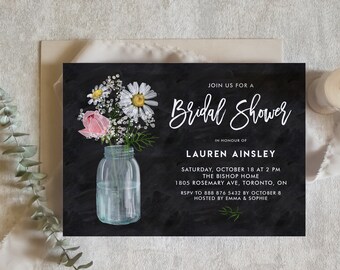 Pode incluir: Um convite para um chá de panela estilo quadro negro com texto branco. O convite apresenta um frasco de vidro cheio de margaridas brancas, rosas cor-de-rosa e gipsofila. O texto diz "Join us for a Bridal Shower in honour of Lauren Ainsley. Sábado, 18 de outubro às 14h. The Bishop Home, 1805 Rosemary Ave, Toronto, ON. RSVP para 888 876 5432 até 8 de outubro. Organizado por Emma & Sophie."