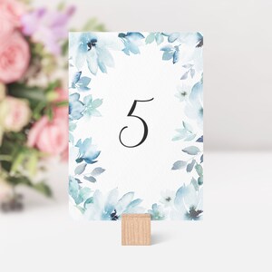 Afdrukbare tabelnummerkaart - 5x7 aquarel blauwe bloemen Frame tabelnummers - tabel 1 tot 20 Winterbruiloft tabelnummer - Instant Download