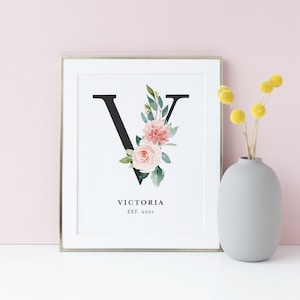 Modelo de monograma de berçário floral - aquarela para impressão, pêssego, flores rosa, letra V, monograma, impressão de arte de berçário - pôster de monograma de bebê 8x10