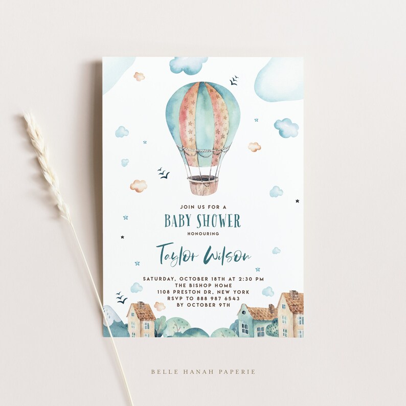 Pode incluir: Um convite para um ch&aacute; de beb&ecirc; com uma ilustra&ccedil;&atilde;o em aquarela de um bal&atilde;o de ar quente, nuvens e casas. O texto diz "Join us for a Baby Shower Honoring Taylor Wilson S&aacute;bado, 18 de outubro &agrave;s 14h30 The Bishop Home 1108 Preston Dr. New York RSVP para 888 987 6543 at&eacute; 9 de outubro Belle Hanah Paperie"