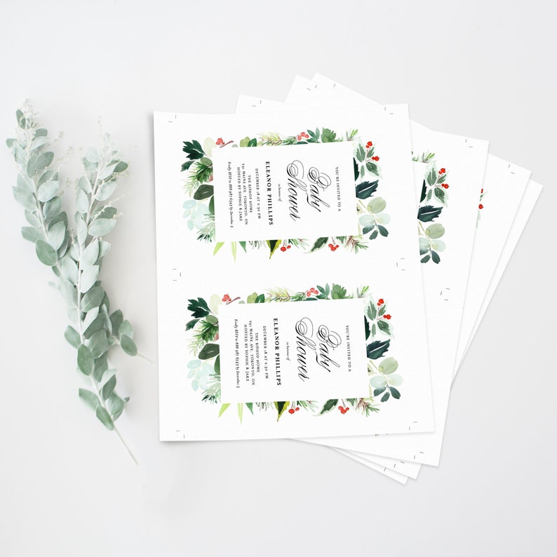 Peut inclure: Une pile de cartes blanches avec une bordure florale verte et rouge. Le texte sur les cartes indique "Vous &ecirc;tes invit&eacute; &agrave; une Baby Shower en l'honneur d'Eleanor Phillips, le 4 d&eacute;cembre &agrave; 14h. La f&ecirc;te aura lieu &agrave; [adresse]. Veuillez confirmer votre pr&eacute;sence avant le [date]."