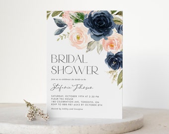 Op de afbeelding: Een bloemige bruidsdouche-uitnodiging met donkerblauwe en roze bloemen. De tekst luidt "Bridal Shower" en "Join us to celebrate the bride-to-be Stefanie Johason". De uitnodiging bevat de datum, tijd, locatie en RSVP-informatie.