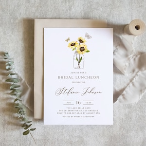 Pode incluir: Um cartão de convite branco com uma ilustração de girassol em um frasco de vidro. O texto diz "Join us for a Bridal Luncheon Celebrating Stefanie Johnson Aug 16 12:30 The Lake Belle Cafe 148 Celebration St, Los Angeles RSVP to 888-987-6543 by August 8th Hosted by Andrea & Georgina"