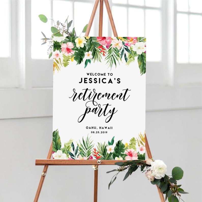 K&ouml;nnte beinhalten: Ein wei&szlig;es Schild auf einer Holzstaffelei mit dem Text "Willkommen zu Jessicas Ruhestandsparty" in schwarzer Schrift. Das Schild ist mit tropischen Aquarellblumen und -bl&auml;ttern in Rosa, Gr&uuml;n und Gelb verziert. Datum und Ort sind ebenfalls angegeben.
