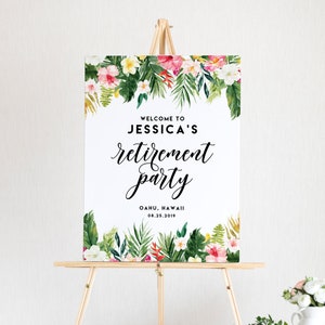 K&ouml;nnte beinhalten: Ein wei&szlig;es Schild auf einer h&ouml;lzernen Staffelei mit dem Text "Welcome to Jessica's Retirement Party" in schwarzer Schrift. Das Schild ist mit einem floralen Rand aus rosa, roten, gelben und wei&szlig;en Blumen und gr&uuml;nen Bl&auml;ttern verziert. Der Ort und das Datum sind ebenfalls angegeben.