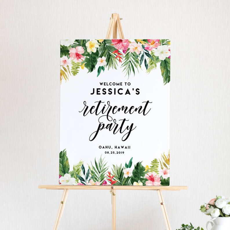 K&ouml;nnte beinhalten: Ein wei&szlig;es Schild auf einer h&ouml;lzernen Staffelei mit dem Text "Welcome to Jessica's Retirement Party" in schwarzer Schrift. Das Schild ist mit einem floralen Rand aus rosa, roten, gelben und wei&szlig;en Blumen und gr&uuml;nen Bl&auml;ttern verziert. Der Ort und das Datum sind ebenfalls angegeben.