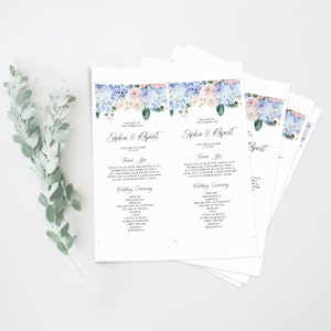 Op de afbeelding: Een programma voor een huwelijksceremonie met een aquarelbloemendesign met blauwe en roze hortensia's en rozen. Het programma bevat de namen "Sophie & Repert" en de tekst "Bedankt" en "Huwelijksceremonie".
