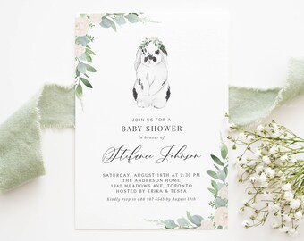 Può includere: Un invito a un baby shower con un coniglietto bianco e nero con una corona di fiori. L'invito è decorato con fiori bianchi e foglie verdi. Il testo sull'invito recita "Join us for a Baby Shower in honour of Stefanie Johnson. Sabato 18 agosto alle 14:30. The Anderson Home, 1842 Meadows Ave, Toronto. Organizzato da Erika & Tessa. Si prega di confermare la partecipazione al numero 888 987 6543 entro il 13 agosto. Belle Hanah Paperie."
