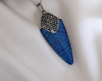 Collar con colgante de ágata azul y detalles de diamantes de imitación en plata de ley.