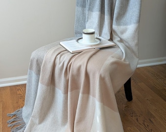 Manta de lana de cordero virgen 100 % en beige y gris claro. Acogedora, ecológica y sostenible. Decoración neutra para el hogar. Manta de picnic. 700 g/m².