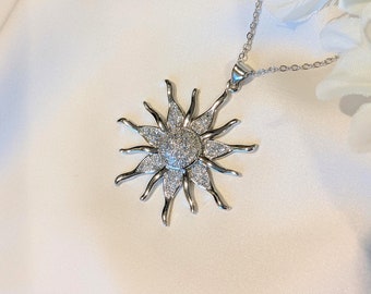 Collar de plata de ley con diseño de rayos de sol y colgante celestial de circonita cúbica