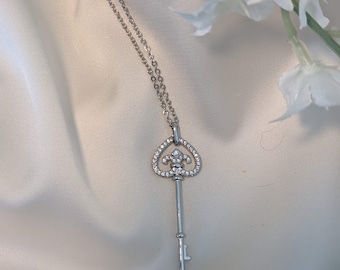 Collar con llave de plata con recubrimiento de platino y colgante de circonita cúbica