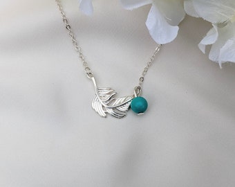 Collar de plumas de plata de ley con howlita turquesa