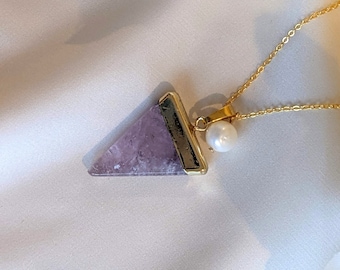 Collar triangular de amatista en oro vermeil con detalle de perla