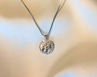 Collar de plata de ley con el árbol de la vida y un delicado colgante.