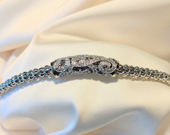 Pulsera tubular con pavé de circonitas cúbicas, chapada en oro de 14 quilates y cadena plateada con forma de palomitas de maíz.