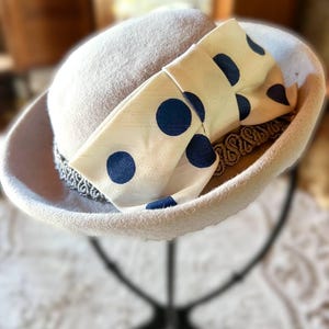 Vintage Felt Hat with Polka Dot Bow – Retro Cloche Hat for Women