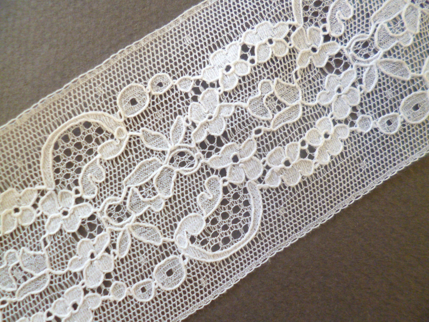 Antique French silk  lace Trim  blonda de seda 1 metro  color marfil
