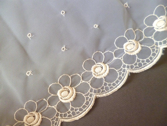 Antique French silk lace Trim blonda de seda 1 metro color marfil