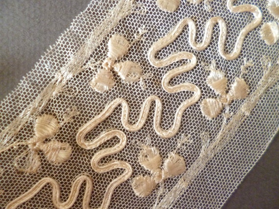 Antique French silk lace Trim blonda de seda 1 metro color marfil
