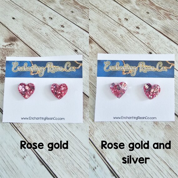 Veri fiori pressati e orecchini a forma di cuore in resina