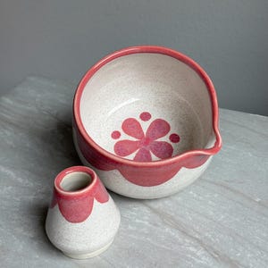 Juego de cuencos para matcha Blush Bloom hechos a mano: Chawan de cerámica y soporte para batidor.