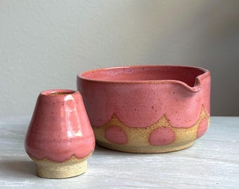 Set di ciotole per matcha Peachy Petal fatte a mano: Chawan in ceramica e porta frusta