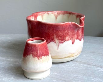 Juego de cuencos de matcha artesanales Cherry Kissed: Chawan de cerámica y soporte para batidor.