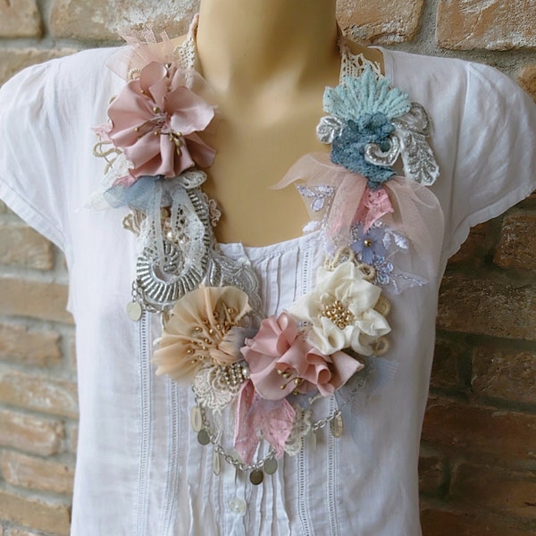 Tons pastels, collier shabby chic, dentelle vintage, fleurs en textile, bohème, collier tendance, collier romantique, à portable, art à porter