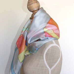 Hand painted silk scarf Rainbow, shawl in geometric patterns, rainbow patterns on a gray background, 画像 3