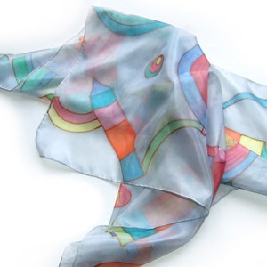 Hand painted silk scarf Rainbow, shawl in geometric patterns, rainbow patterns on a gray background, 画像 2