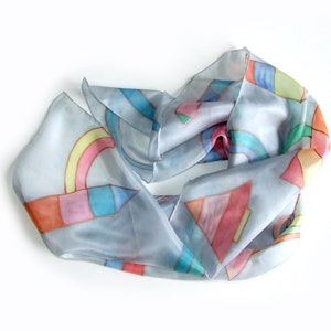 Hand painted silk scarf Rainbow, shawl in geometric patterns, rainbow patterns on a gray background, 画像 1