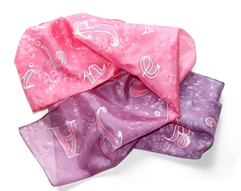 Foulard en soie peint à la main Lettres, Foulard en soie rose-violet, Châle en soie 36 x 136 cm, Cadeau femme