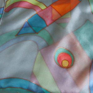 Hand painted silk scarf Rainbow, shawl in geometric patterns, rainbow patterns on a gray background, 画像 4