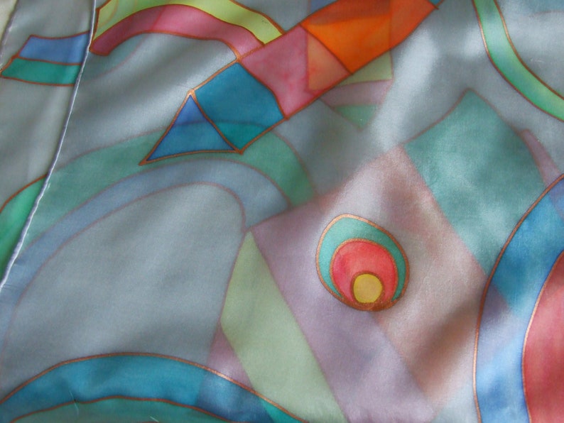 Tęcza chusta jedwabna ręcznie malowana, artystyczna apaszka w geometryczne wzory, popielata chusta w kolorowe wzorki zdjęcie 4