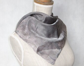 Foulard en soie abstrait peint à la main dans des tons de graphite et de gris, un cadeau élégant pour une femme ou un homme, accessoire unisexe, soie de luxe