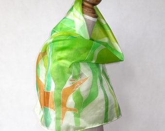 Grand foulard en soie peint à la main avec un animal - foulard vert - un cadeau unique pour une femme
