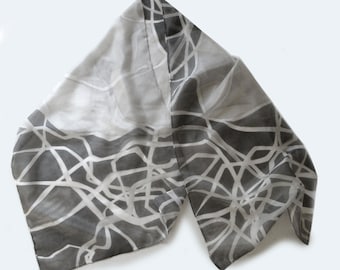 Foulard en soie peint à la main en gris et noir.