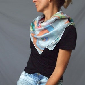 Hand painted silk scarf Rainbow, shawl in geometric patterns, rainbow patterns on a gray background, 画像 6