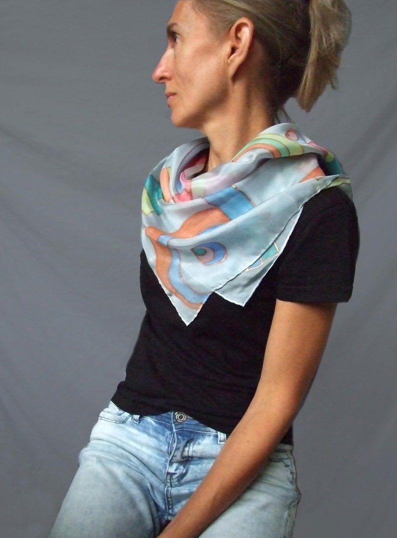 Hand painted silk scarf Rainbow, shawl in geometric patterns, rainbow patterns on a gray background, 画像 6