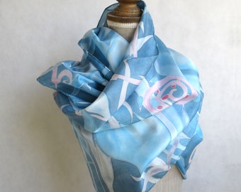 Foulard (tube) en soie bleu et rose peint à la main avec motifs végétaux