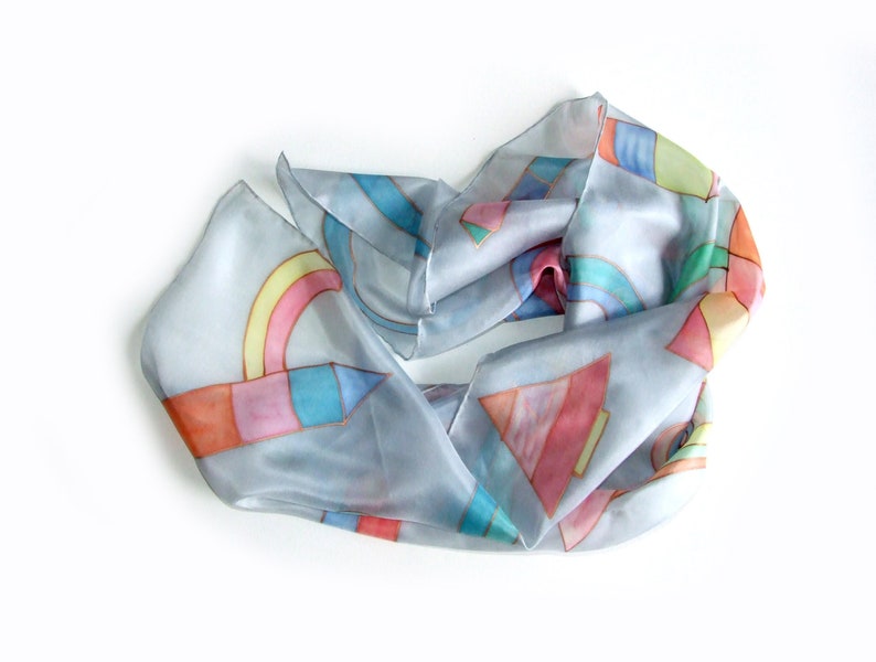 Hand painted silk scarf Rainbow, shawl in geometric patterns, rainbow patterns on a gray background, 画像 1