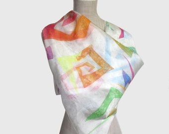 Grand foulard en soie peint à la main Rainbow Abstract, foulard coloré sur fond clair, un cadeau pour une femme, mère, amie