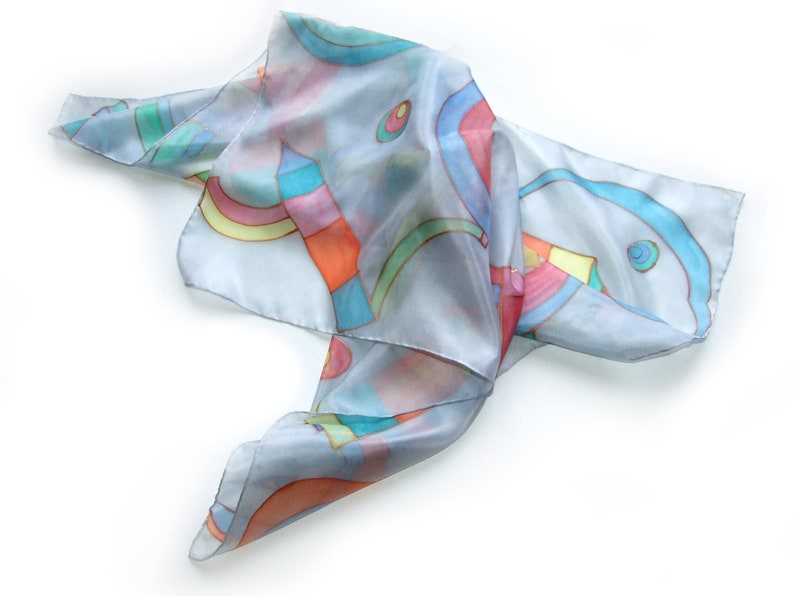 Hand painted silk scarf Rainbow, shawl in geometric patterns, rainbow patterns on a gray background, 画像 2