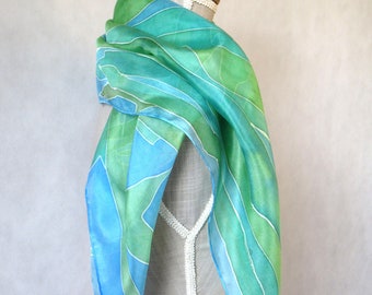 Grand foulard en soie bleu et vert peint à la main avec un motif animalier - cadeau de luxe pour femme -pour maman, soeur, épouse, enseignante