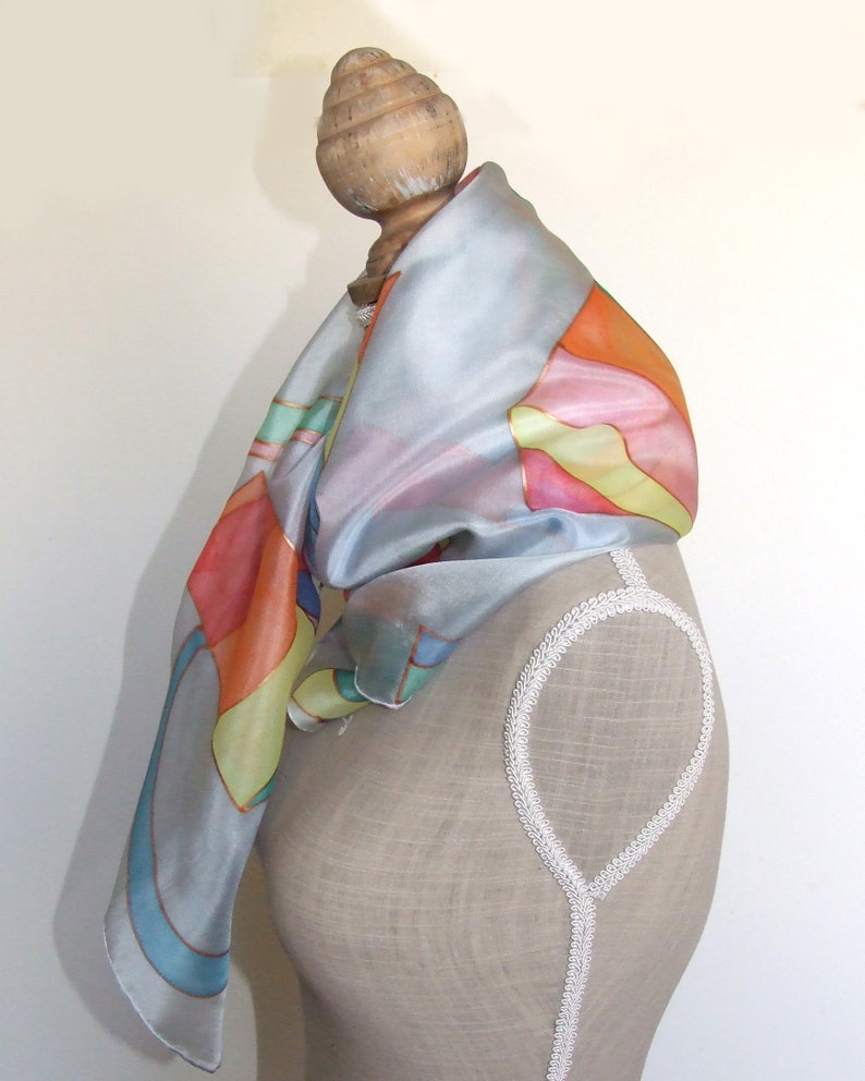 Hand painted silk scarf Rainbow, shawl in geometric patterns, rainbow patterns on a gray background, 画像 3