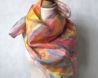 Un grand foulard en soie peint à la main aux couleurs de l'automne, un foulard en soie violet-rouge-orange, cadeau unique pour femme