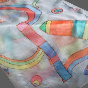 Hand painted silk scarf Rainbow, shawl in geometric patterns, rainbow patterns on a gray background, 画像 8